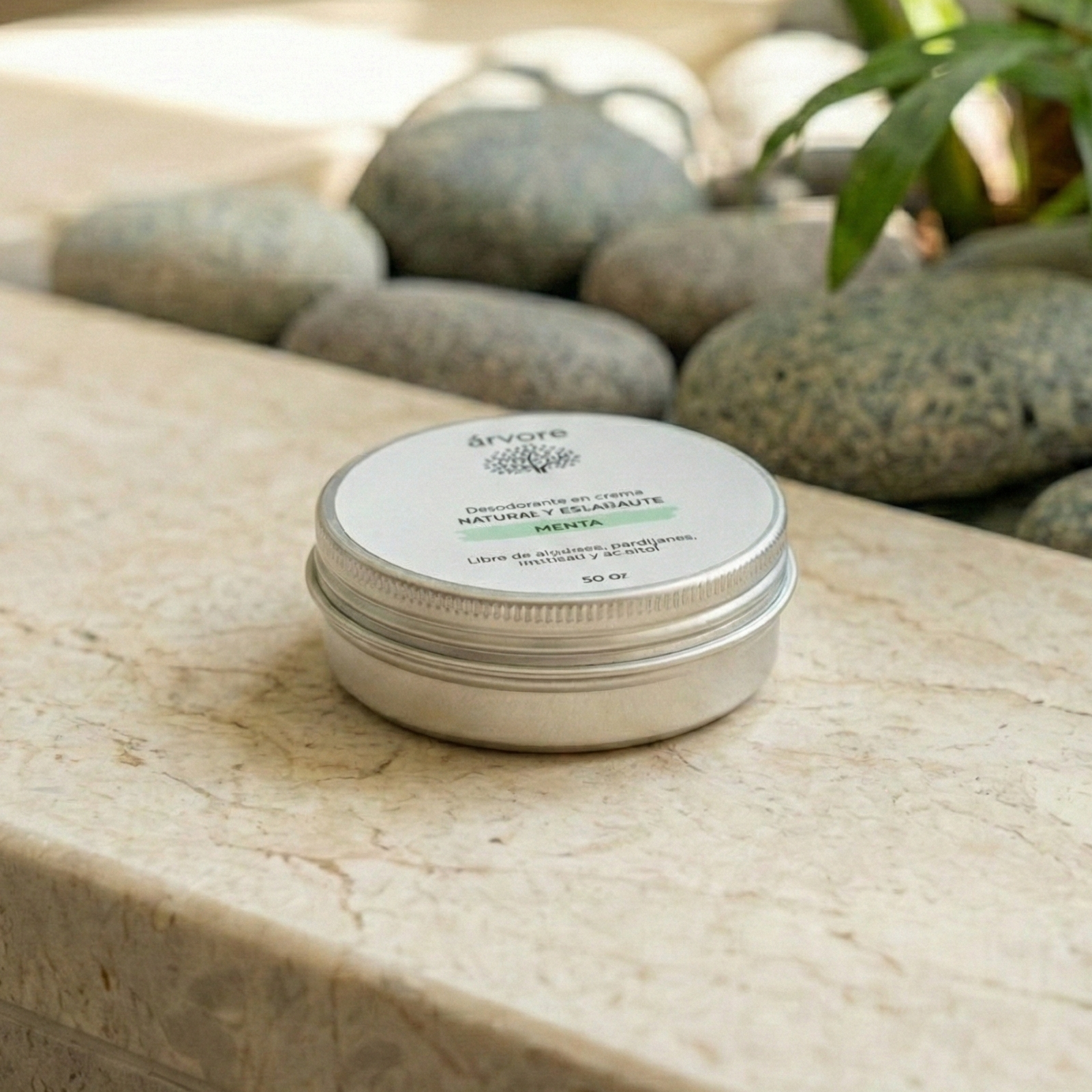 Desodorante árvore totalmente natural en un baño